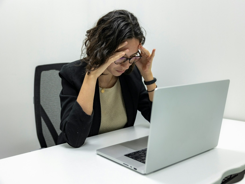 Woman siting in front of a laptop