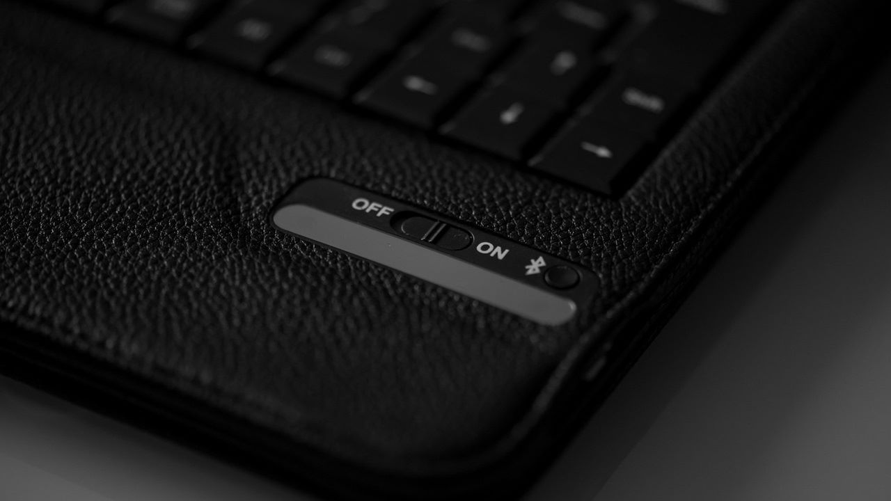 Featured image depicting Bluetooth metered connection error on a Windows laptop, courtesy Pixabay.