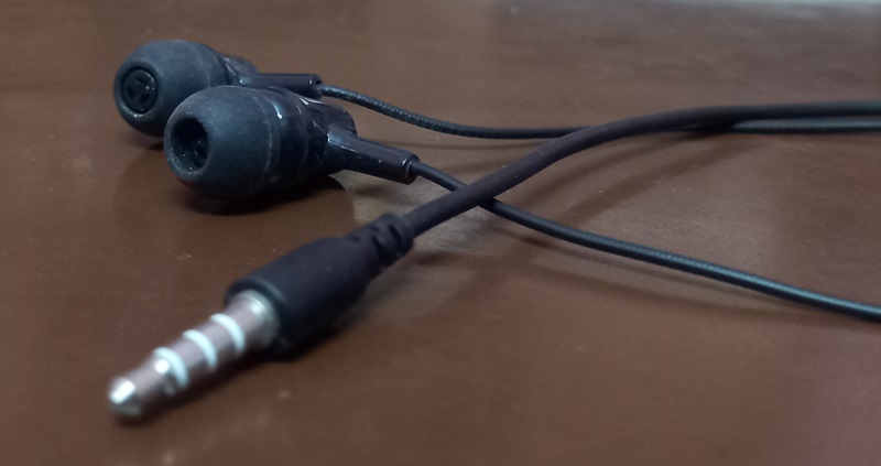 Wired earbuds with 3.5 mm audio jack