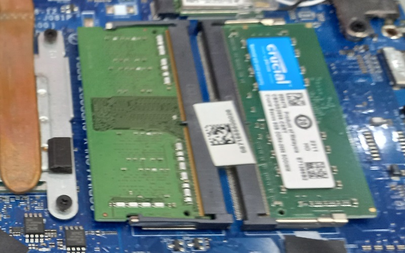 Finding whether a laptop motherboard supports dual-channel RAM through visual inspection of RAM slots.