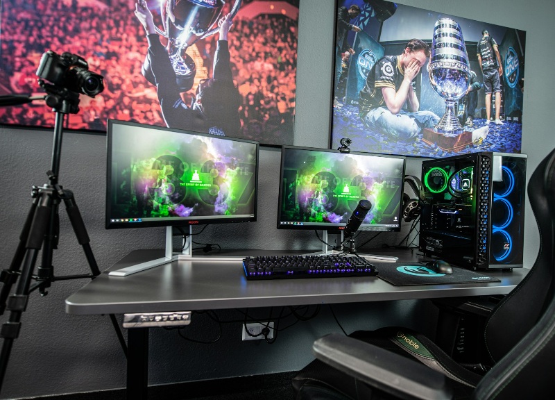 Multi-monitor setup with a PC, microphone, and camera