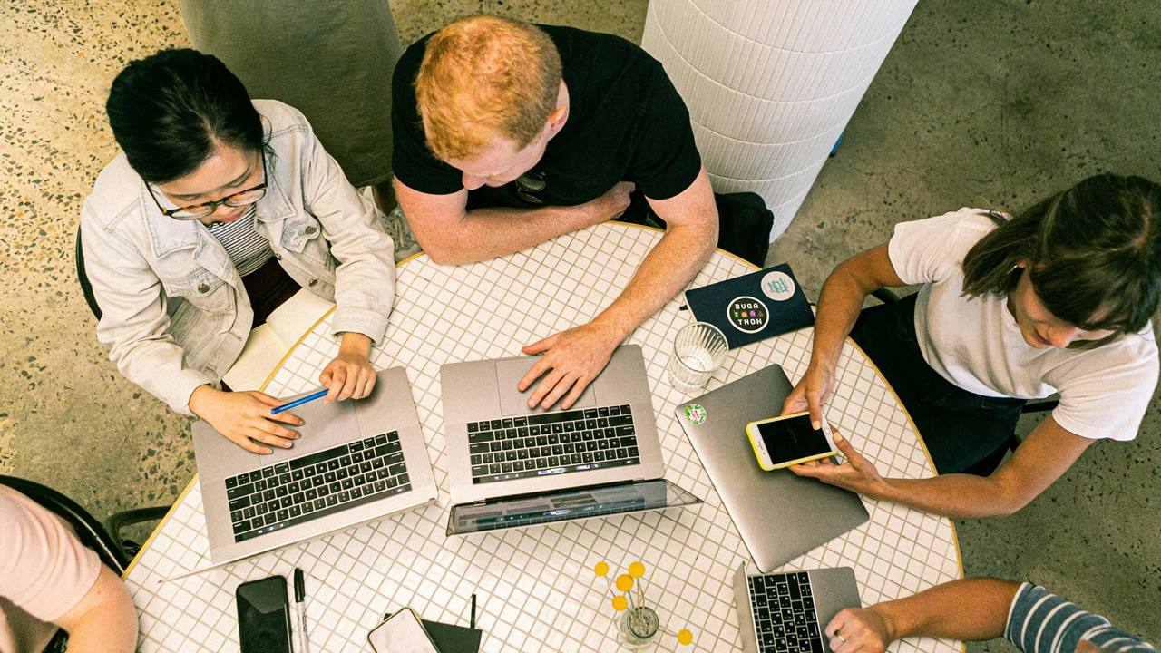 Featured image showing freelancers at work. Source: Pexels.