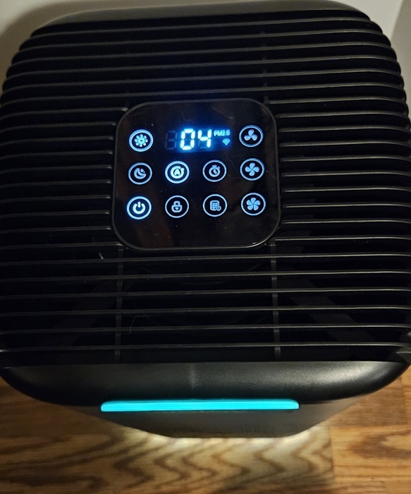 Air purifier buttons with the air quality at 4.