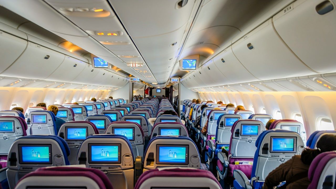 Featured image depicting best websites to book cheap flights. Source: Unsplash.