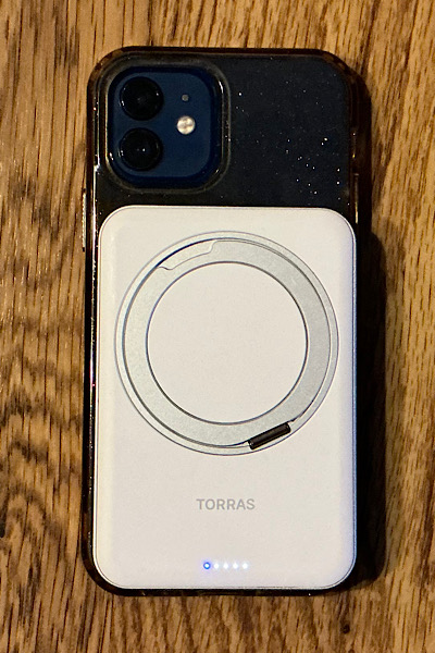Torras Ostand Power Bank Charging Iphone