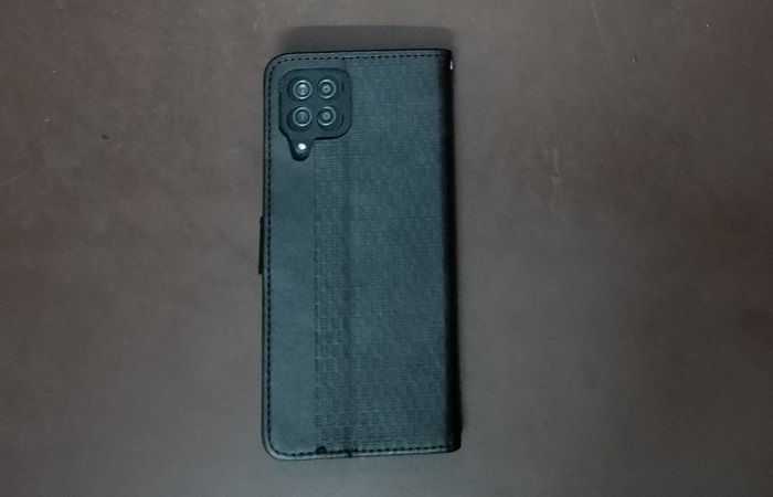 Choosing a phone cover according to the rear camera positioning for a Samsung Galaxy Android model.