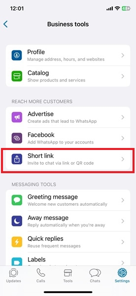Selecting "Short link" option in WhatsApp on iPhone.