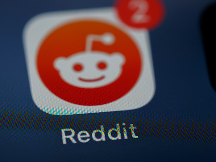 Google Prioritizing Reddit Mobile Logo