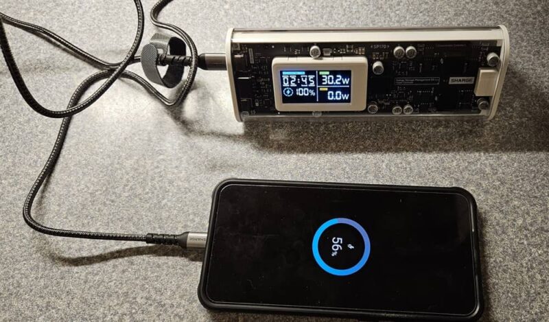 Charging a Samsung phone on the fully charged power bank.