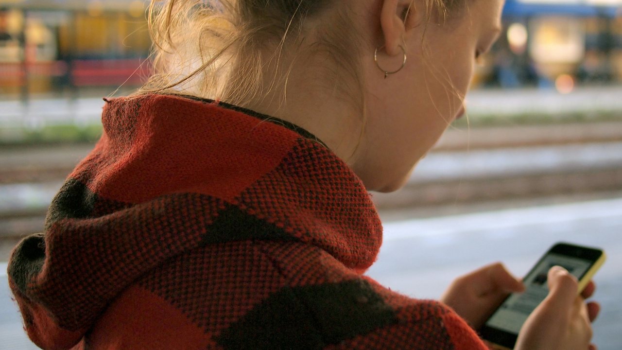 The Best Small Smartphones in 2025