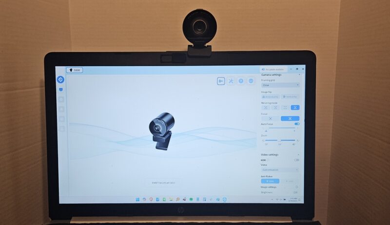 EMEET SmartCam S800 installed with software running.