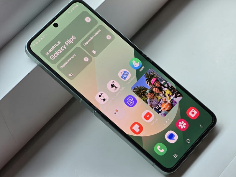 Samsung phone showcasing OneUI Android skin. 
