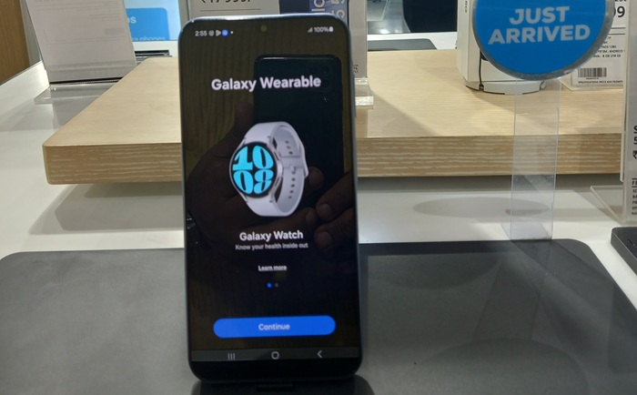 Samsung Galaxy S23 5G device on display with Galaxy Wearable app.