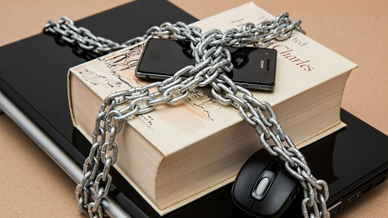 Featured Image showing how to enable Windows dynamic lock.