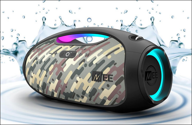 Mee Partyspkr Splashing In Water