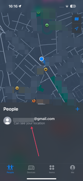 Tapping on contact to view their location in real time in Find My app on iPhone.