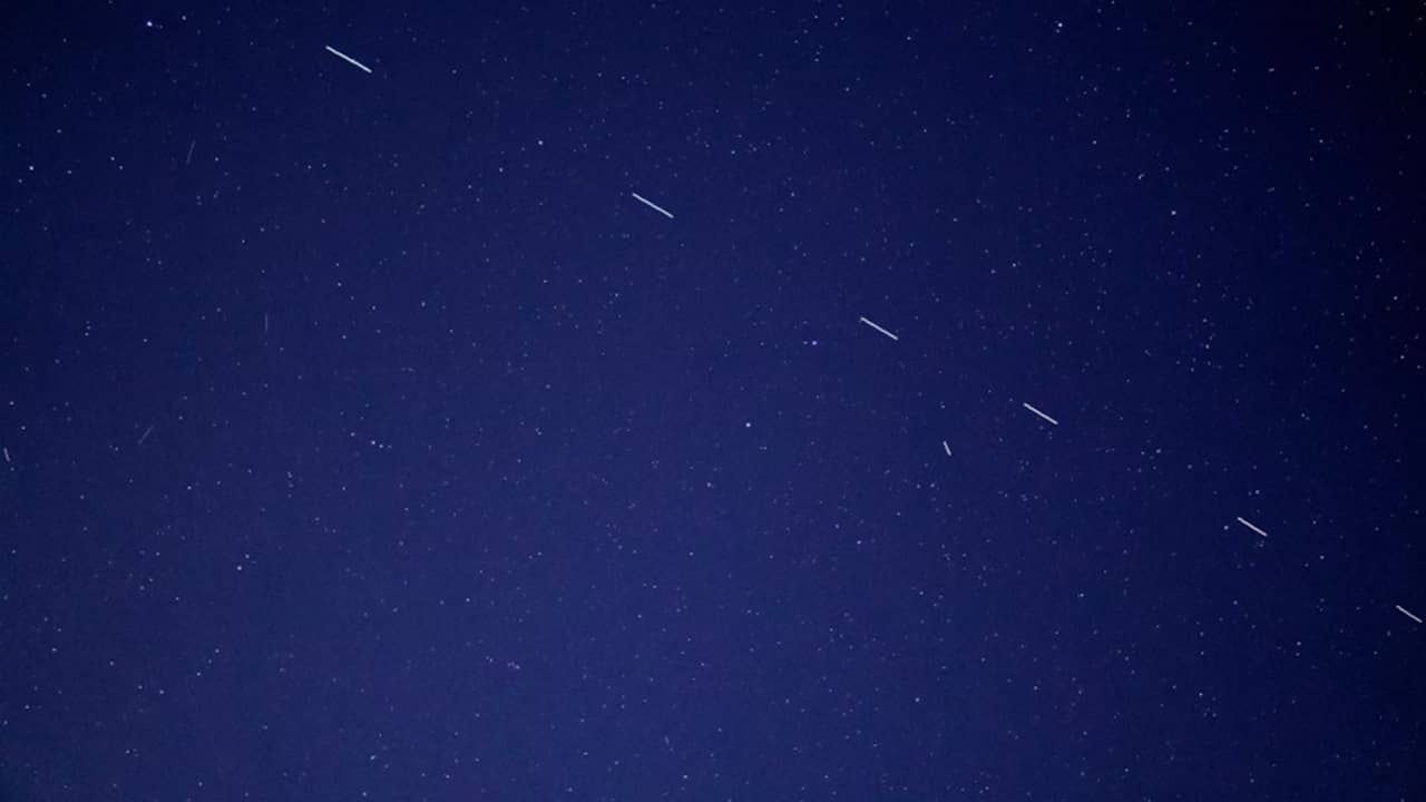 Starlink satellite train.