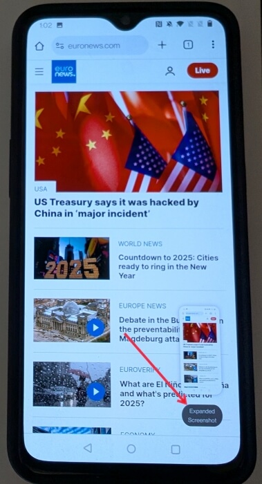 Tapping on "Extended Screenshot" option in OnePlus phone. 
