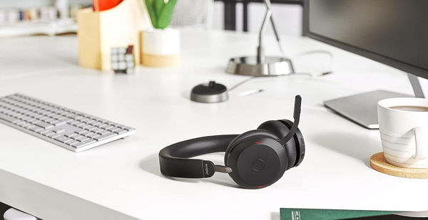 Jabra Evolve2 75 On A Table