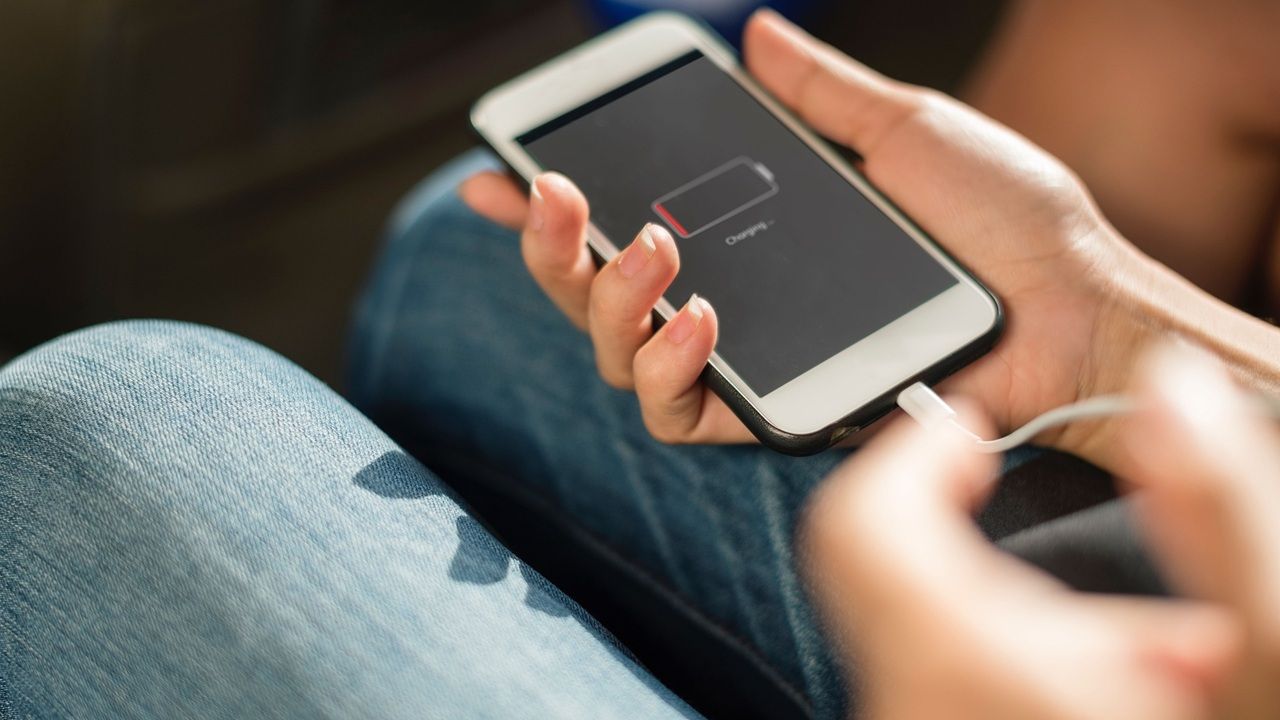 Featured image: find and stop Android apps that cause battery drain.