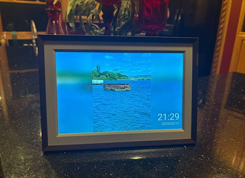 Arzopa D10 Digital Photo Frame on the countertop