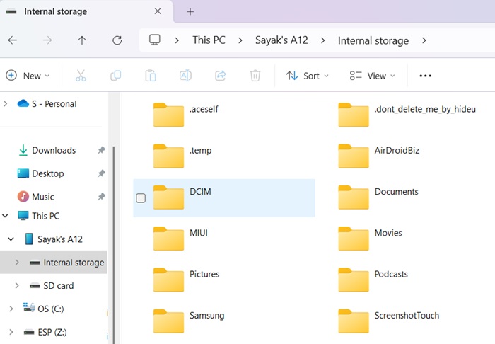 Internal storage and SD card of Android phone showing on Windows device.