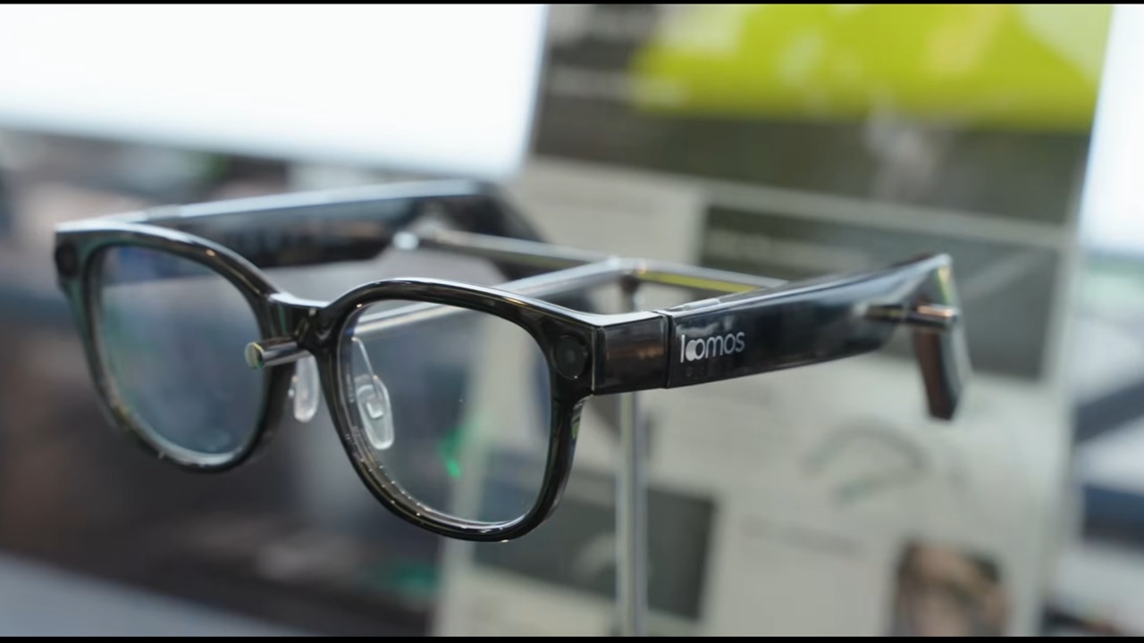 loomos AI Glasses on display at CES.