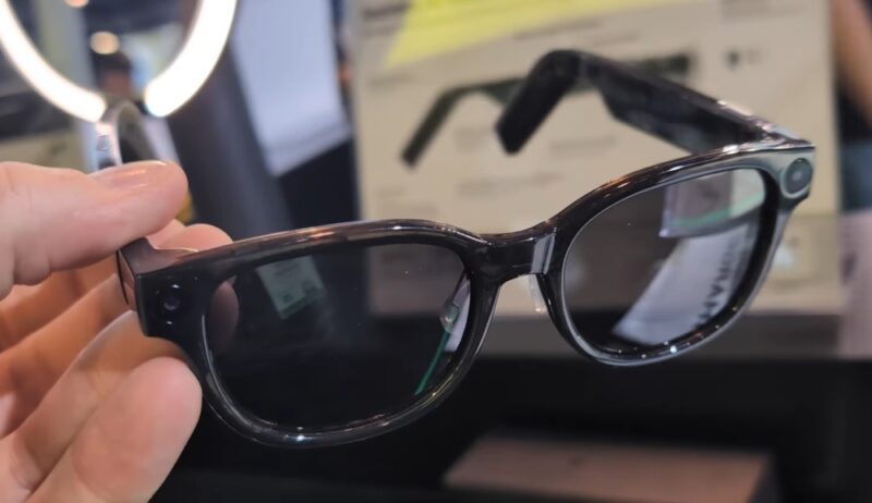 loomos AI Glasses showcased at CES.