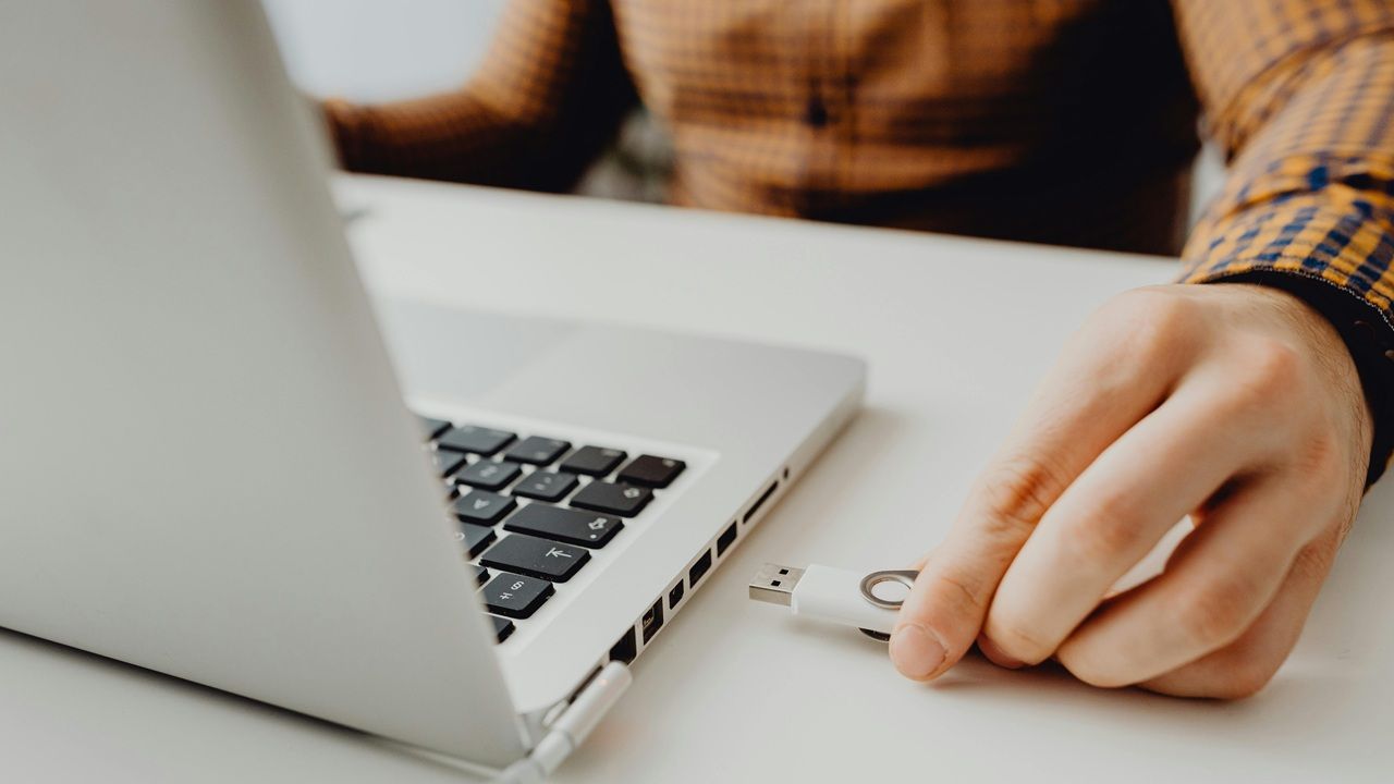 Featured Image of how to create USB security key for Windows login.