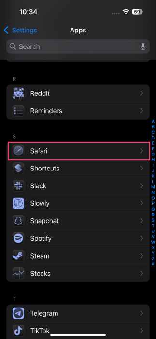 Selecting "Safari" from Apps menu in iPhone Settings.