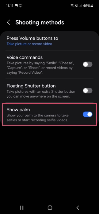 Activating "Show palm" option in Samsung Galaxy phone camera settings. 