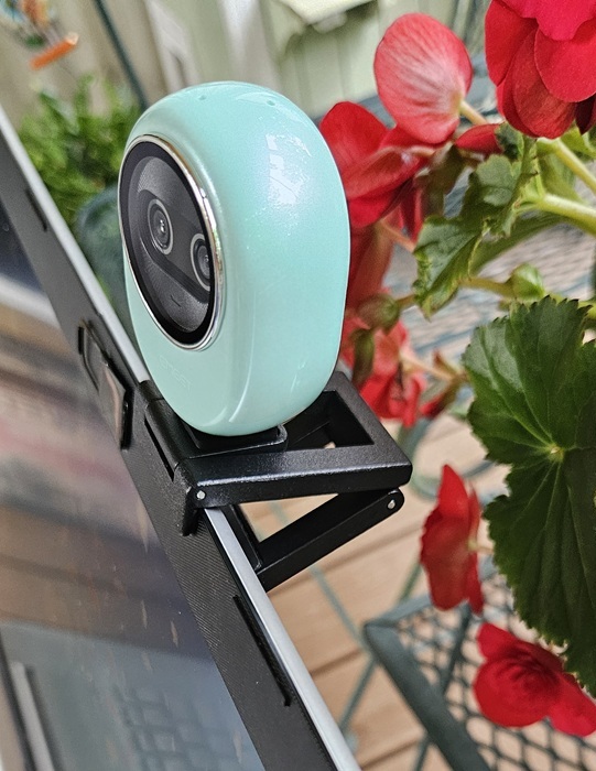 EMEET webcam on laptop.