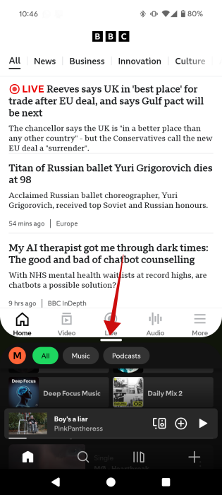 Resizing apps in split view on Android.