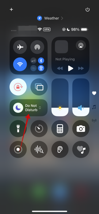 Tapping on DND tile on iPhone Control Center.