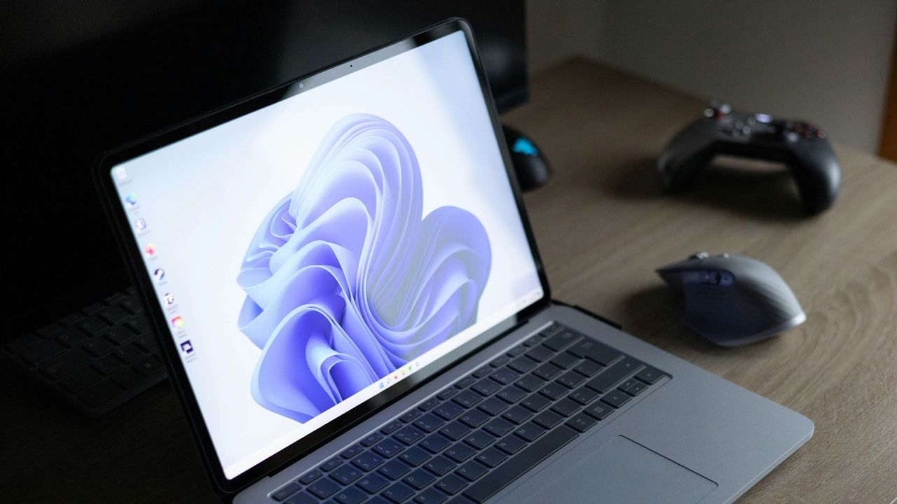 Featured Image: fixing yellow triangle icon warning in Windows disk drive.