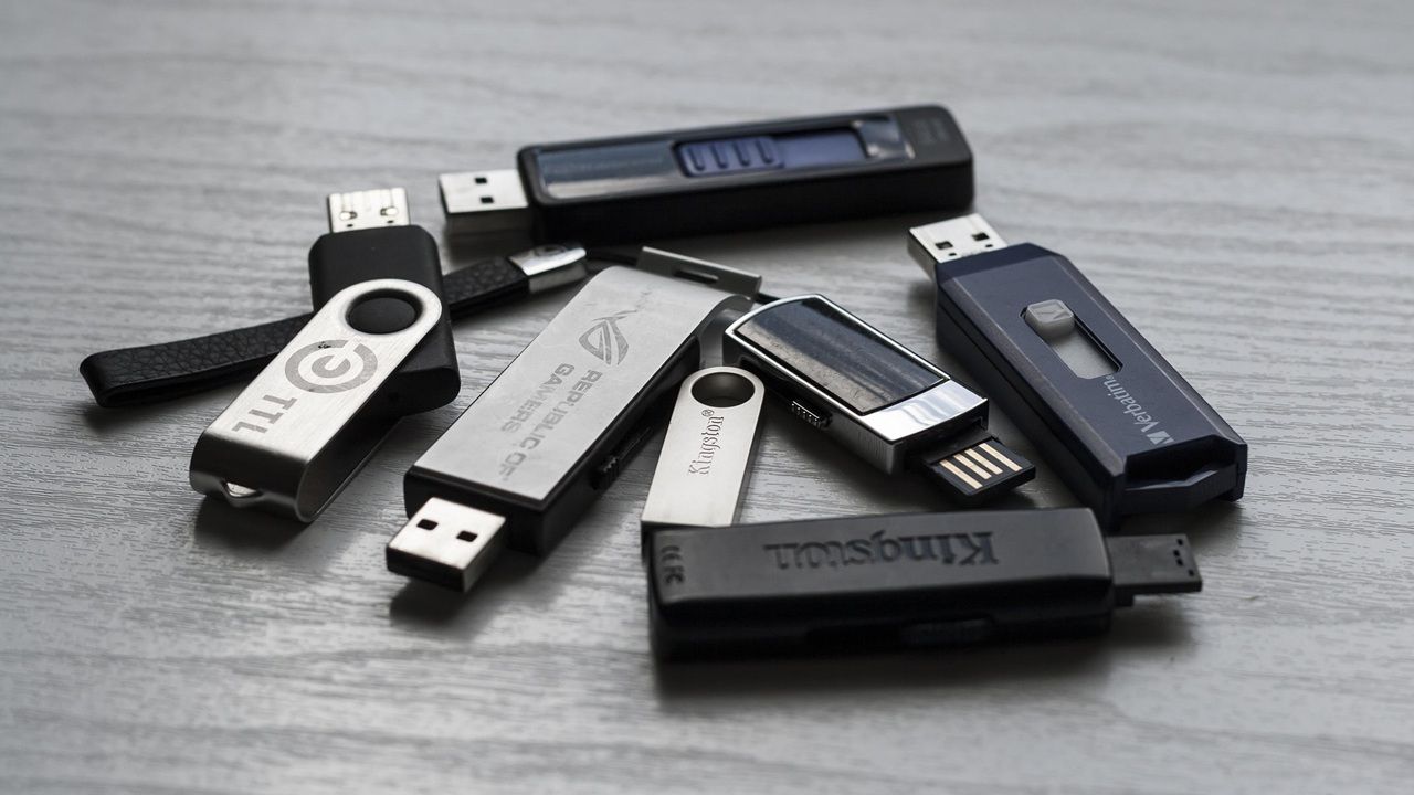 Featured img: format USB drives in Windows.