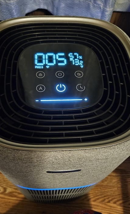 Real-time air quality monitoring stats.