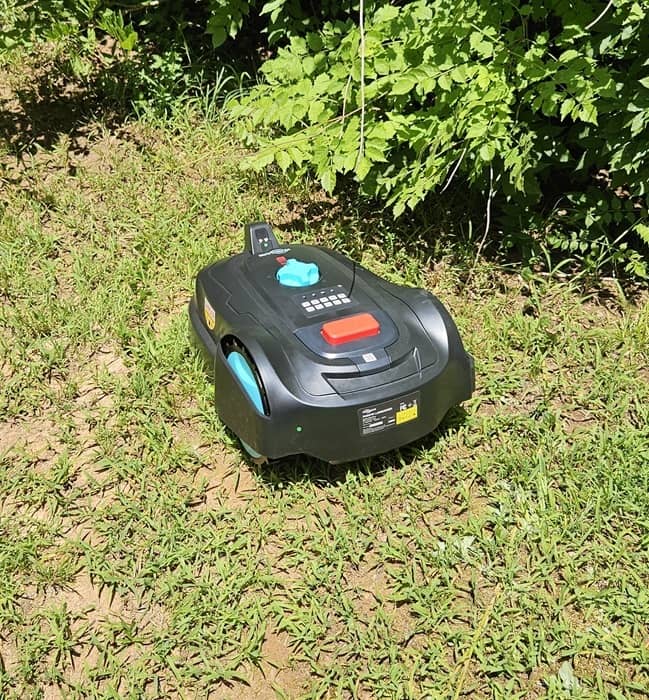 YARDCARE M800PLUS Robotic Lawn Mower avoiding bushes.