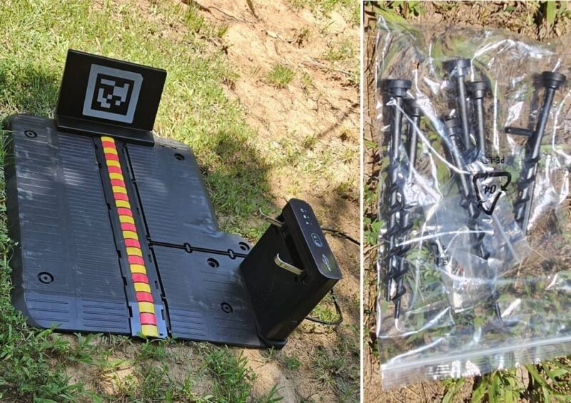 YARDCARE M800PLUS charging base and stakes.