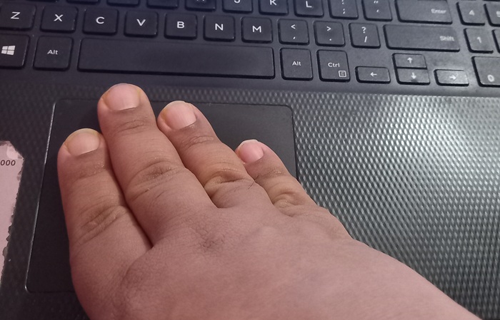 Using four fingers together as a touchpad gesture.