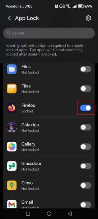 Toggling on lock for specific apps on Honor phone. 