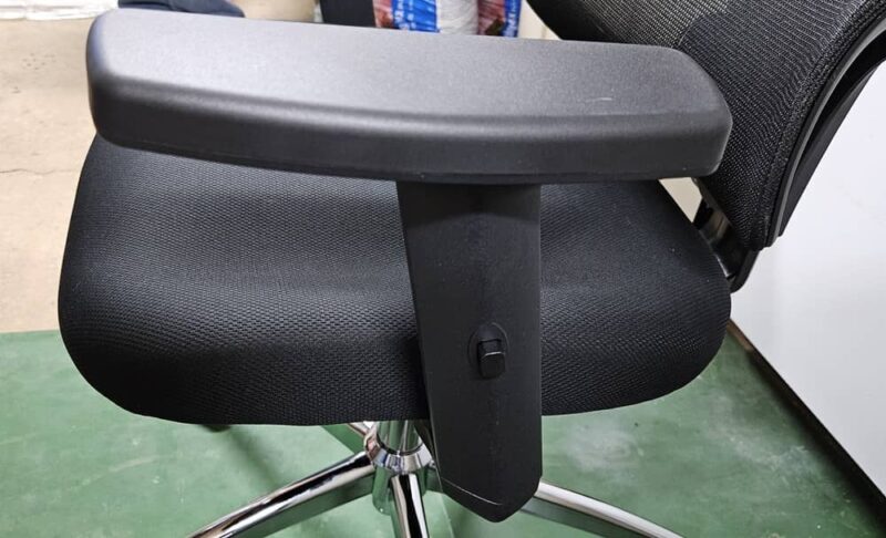 Adjusting the armrest on the Sihoo M56C.