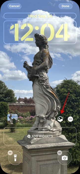 Tapping on "Spatial Scene" icon on iPhone lock screen.