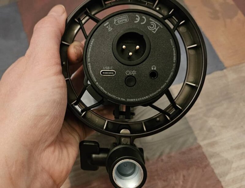 Maono PD200W triple connections on back of mic.