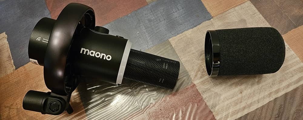 Maono PD200W by means of windshield off.