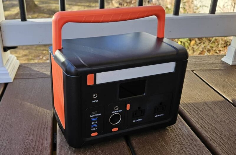 CYBPULTE C601 Portable Power Station outside.