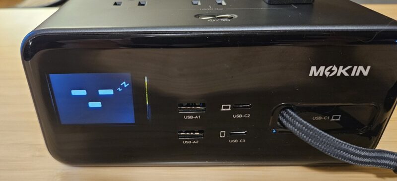 MOKiN 8-in-1 charging station in sleep mode.