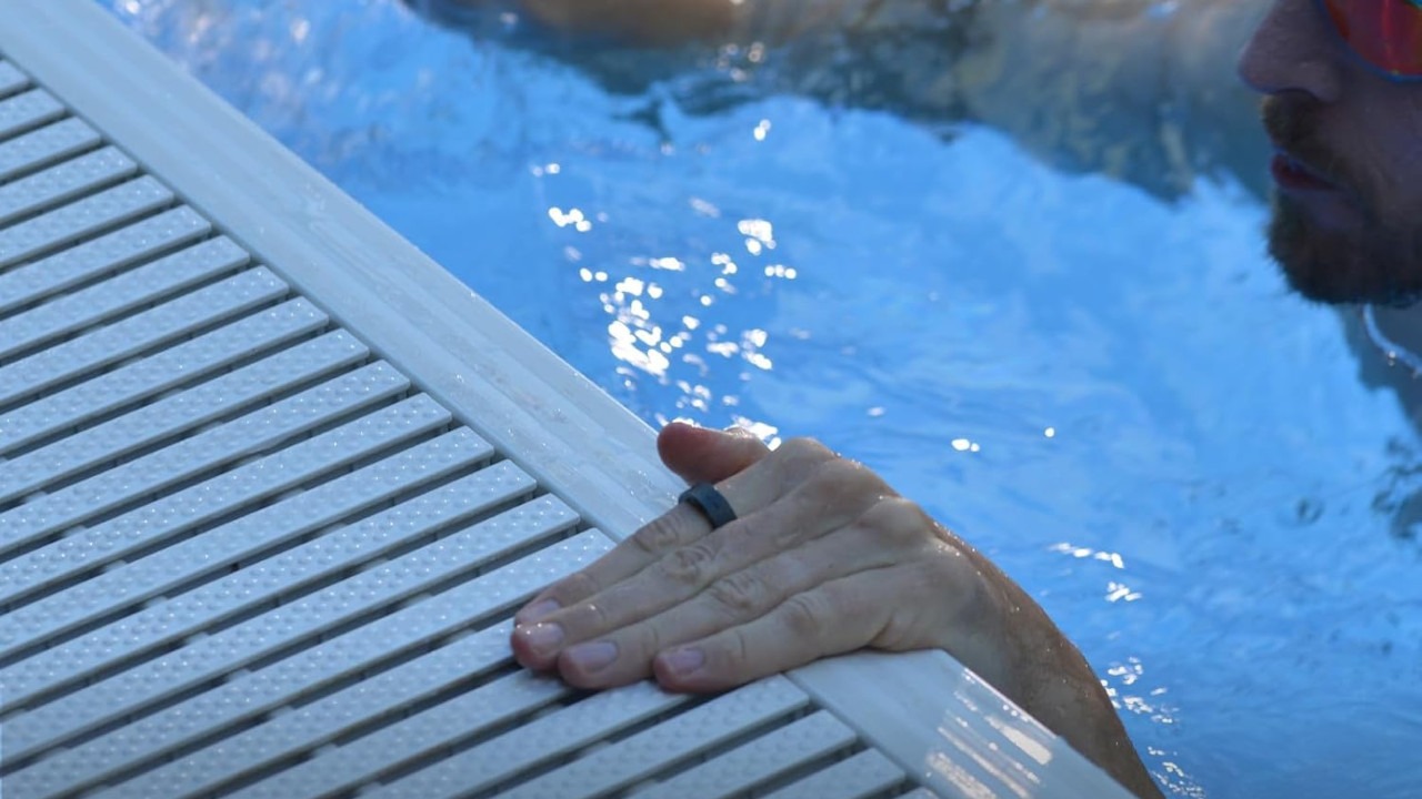 Man Swimming with RingConn Gen 2 on Finger