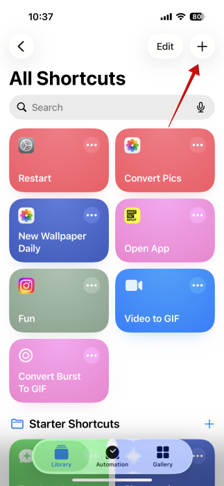 Tapping "+" button in Shortcuts app on iPhone to create new shortcut. 