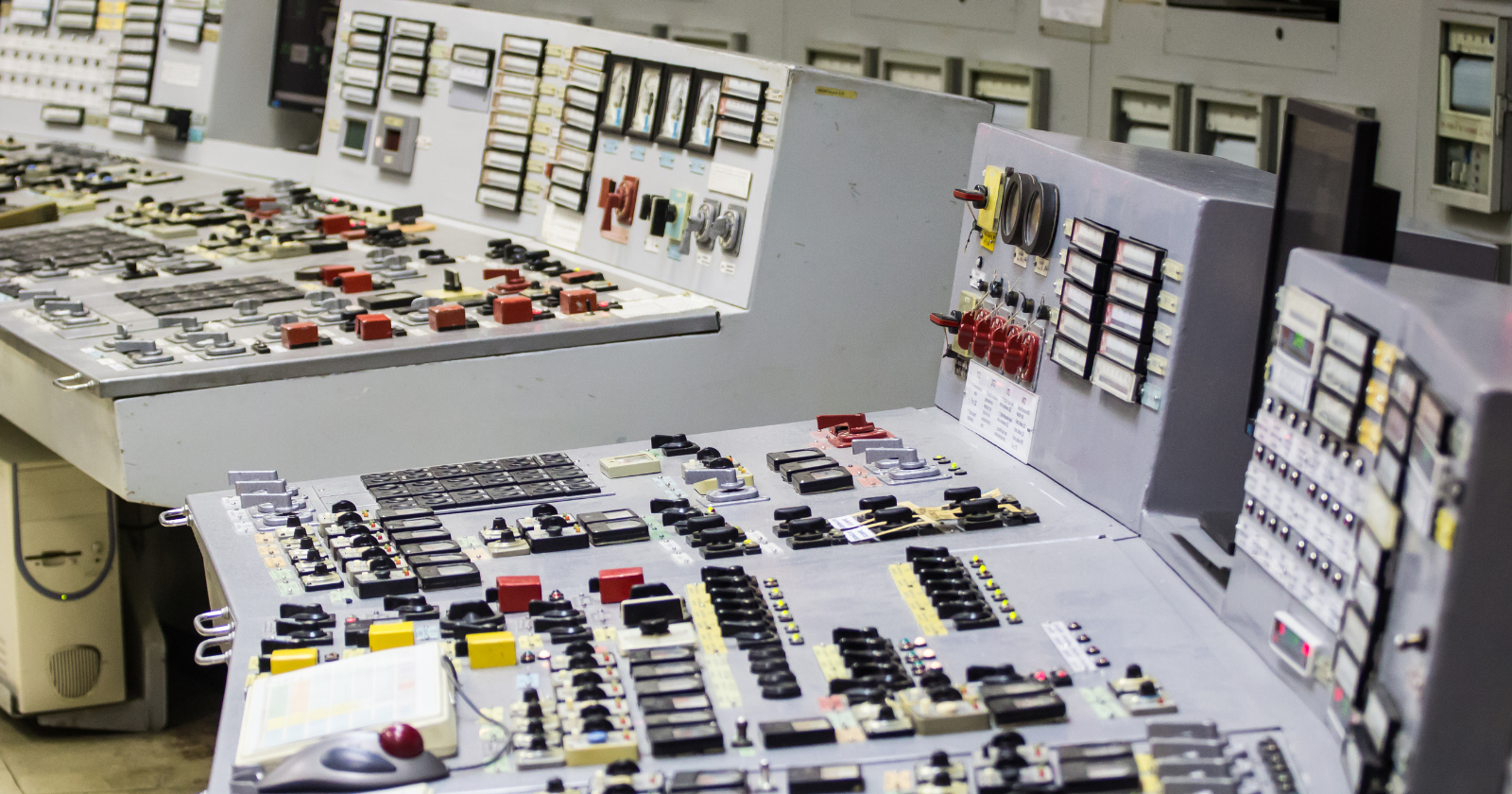 In 1947, Harvard’s Mark II ran on roughly 13,000 electromechanical relays, stored numbers across 100 registers, and read instructions from punched paper tape, turning thousands of clicking metal switches into a Navy calculator vulnerable to dust, loose contacts, and one famously misplaced moth Featured Image